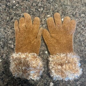 Cejon Tan Gloves with Plush Cuffs